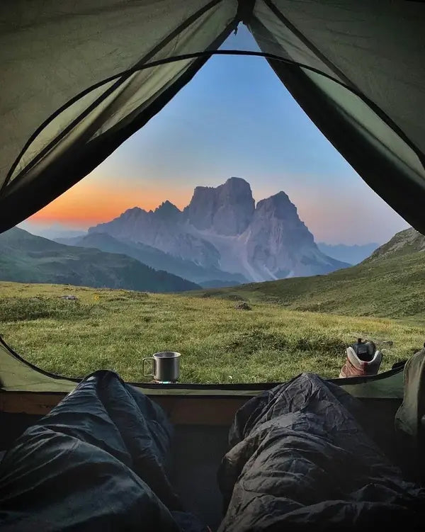 La vue depuis l'entrée d'une tente