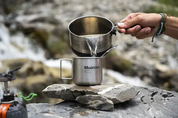 De l'eau versée dans une tasse Muandes