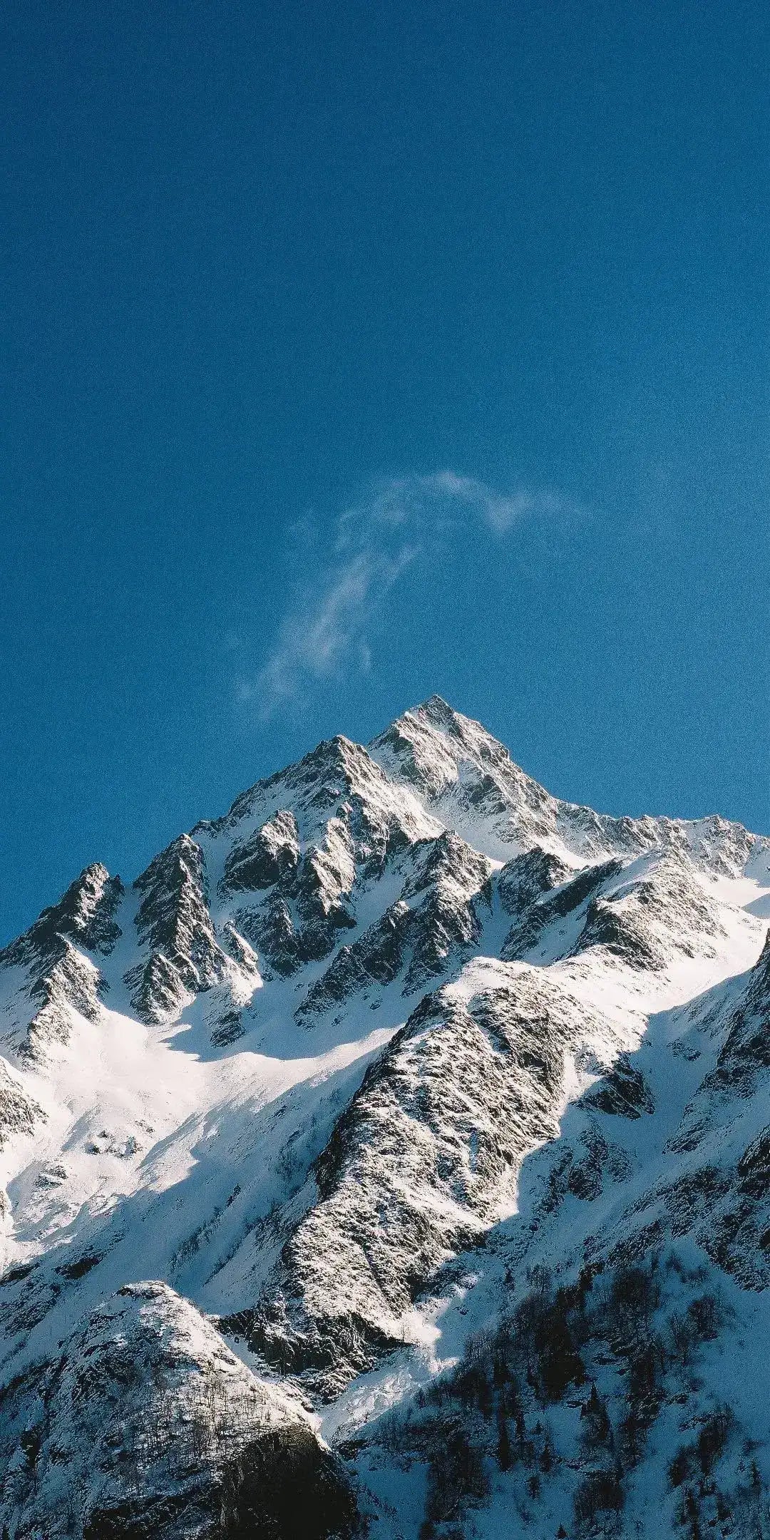 Un sommet enneigé sous un ciel bleu
