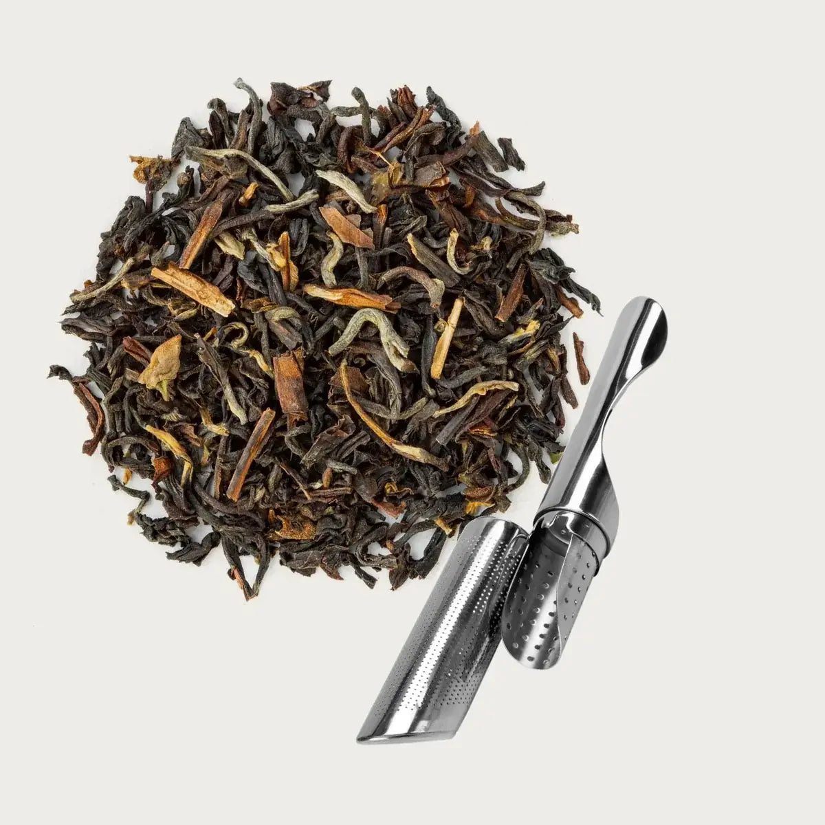 Un tas de feuilles d'Ubac et l'infuseur inox